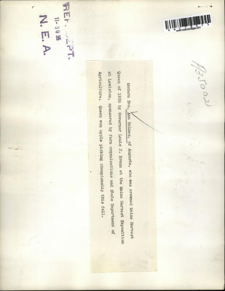 1935 Press Photo Ann Holmes of Agusta crowned Maine Harvest Queen of 1935