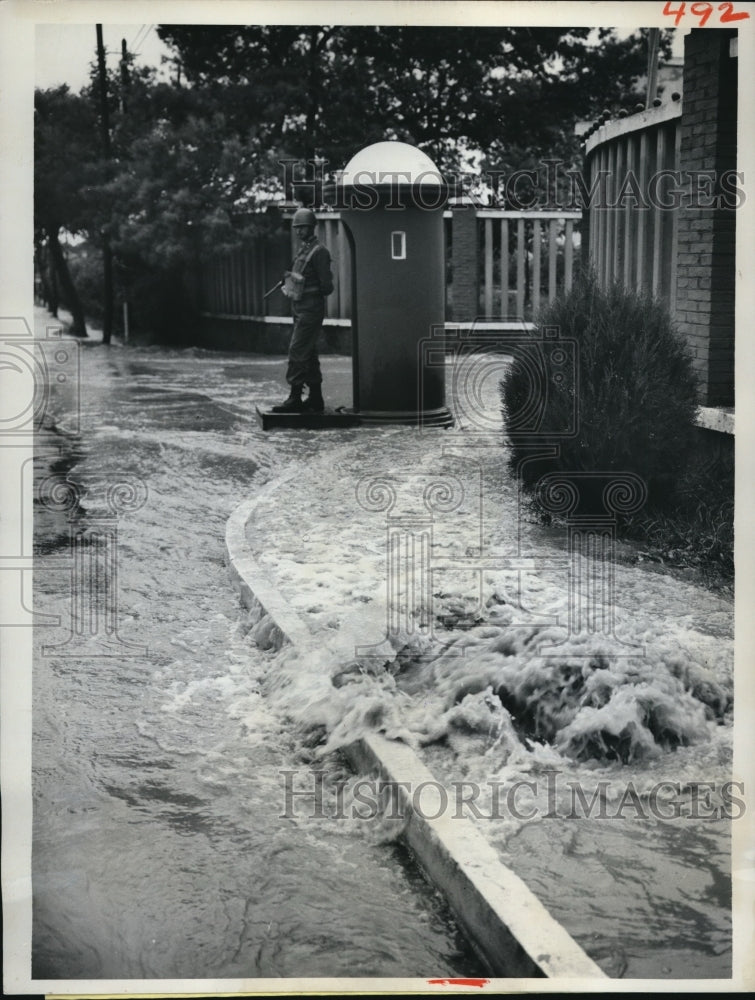 1962 Press Photo Sentry weathers the storm while watching the flood in Rome