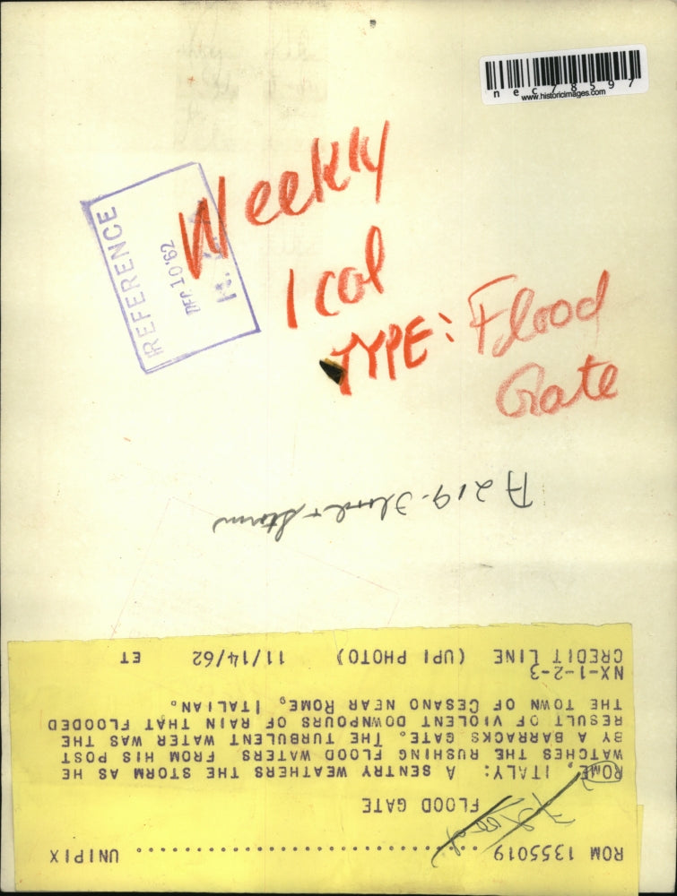 1962 Press Photo Sentry weathers the storm while watching the flood in Rome