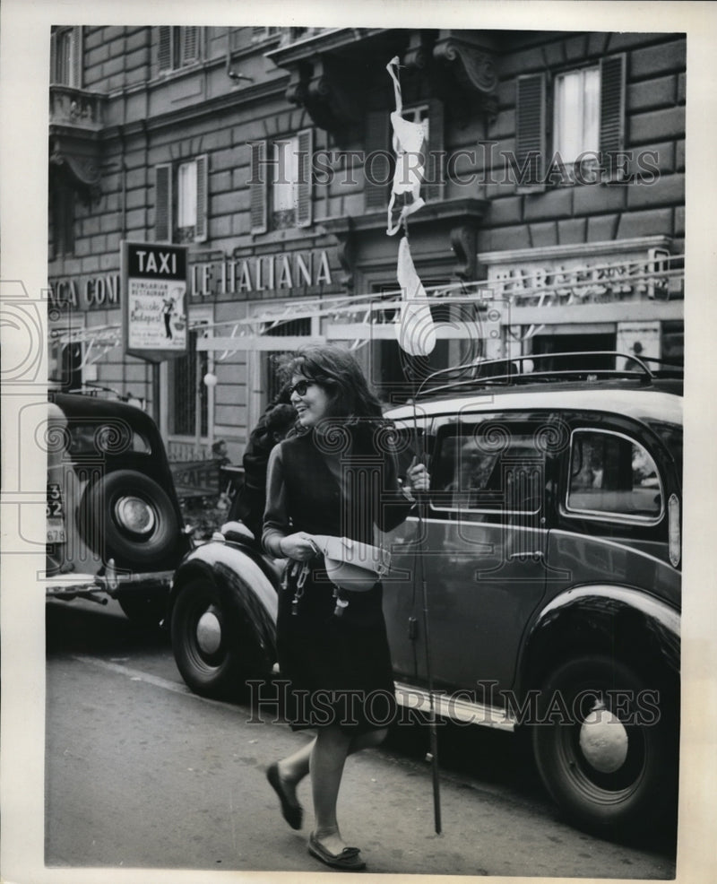Load image into Gallery viewer, 1963 Press Photo Student taking part on the annual Italian University students'
