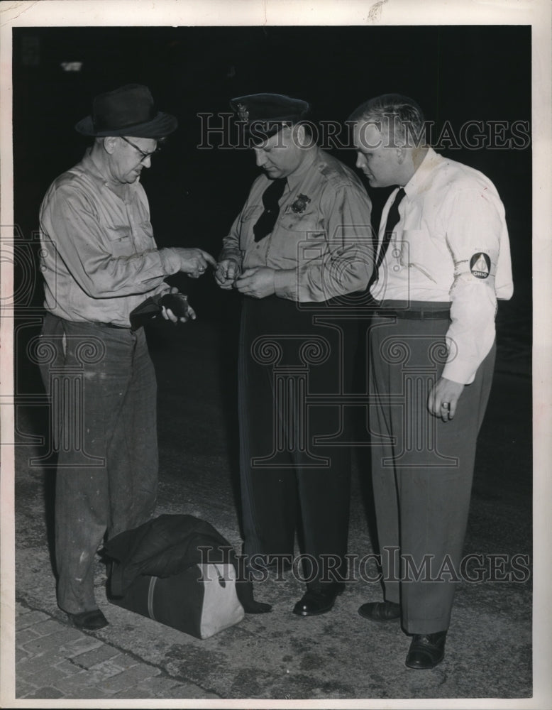Load image into Gallery viewer, 1951 Press Photo Lakewood Patrolman Herman Erb with Jos McCown
