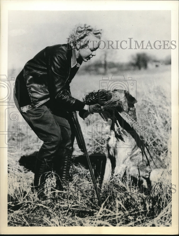 Load image into Gallery viewer, 1937 Press Photo Alzada Meyers in the Opening of the Pleasant Season in Illinois

