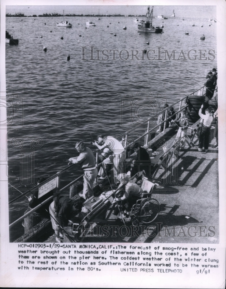 1955 Press Photo Thousand of fisherman along the cost shown at the Pier in Calif