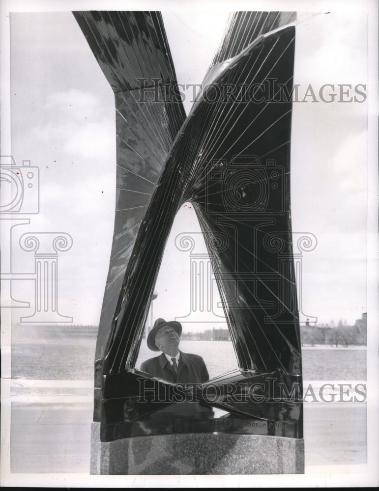 1956 Press Photo US Secretary of Defense Charles E. Wilson looks at the artwork