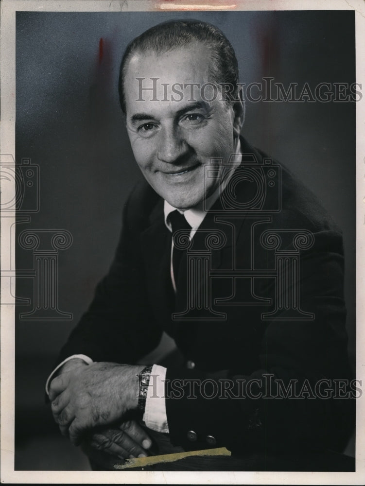 1965 Press Photo Johnny Singer Two Star with Selter.