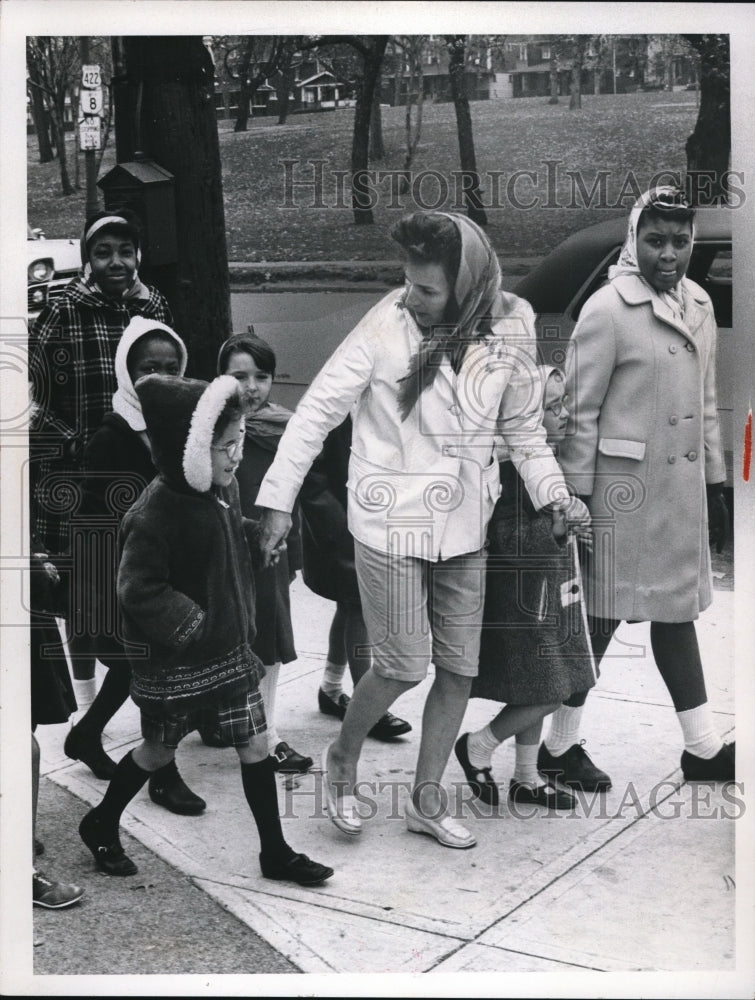 1965 Press Photo Henry Ceslewski escorting Children at Boulevard Elem. School.