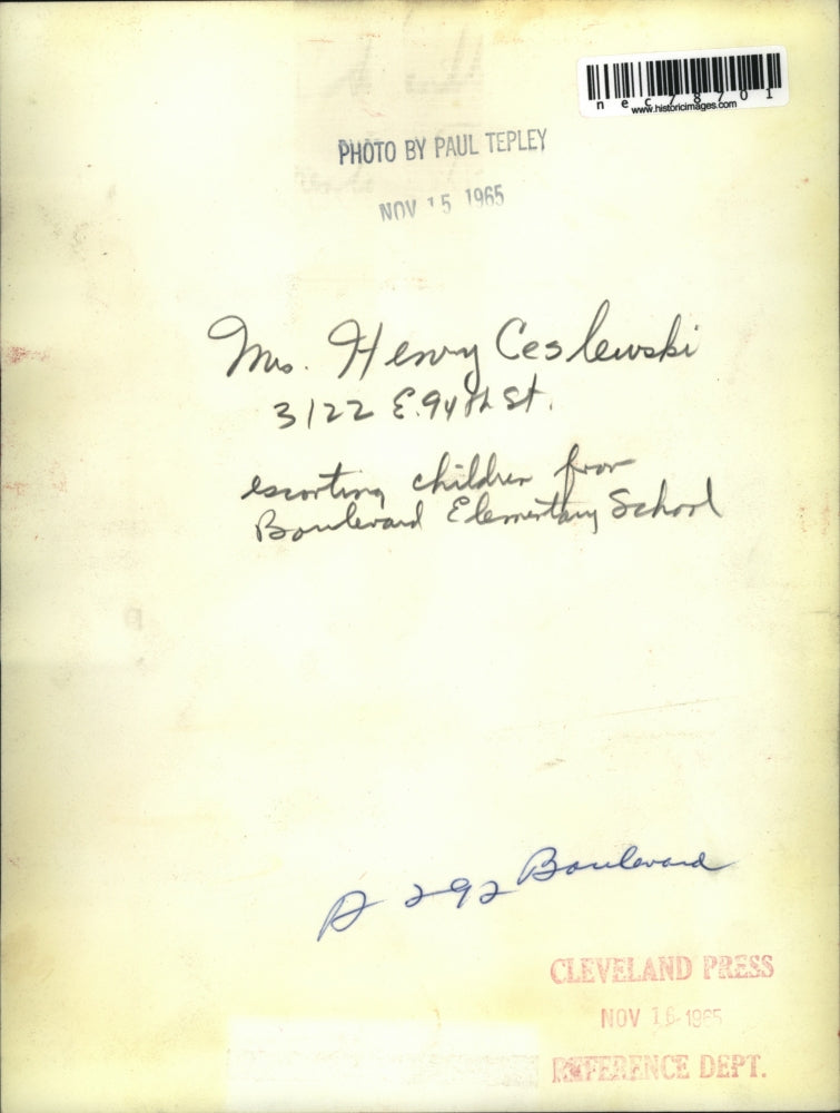 1965 Press Photo Henry Ceslewski escorting Children at Boulevard Elem. School.