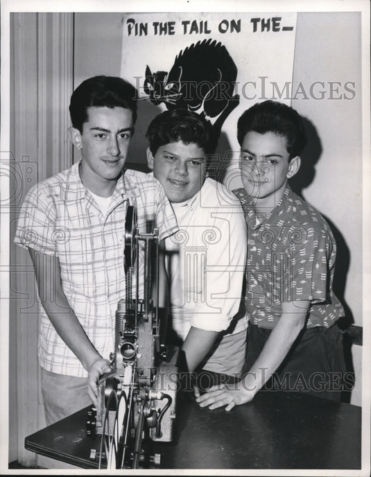 1960 Press Photo Robert Cleek, Butch Marcelli & Tony Cleek manning the projector- Historic Images