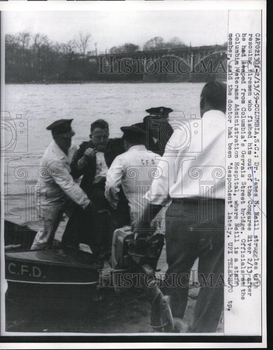 1959 Press Photo Dr James Neill Struggles With Rescuers After Being Pulled