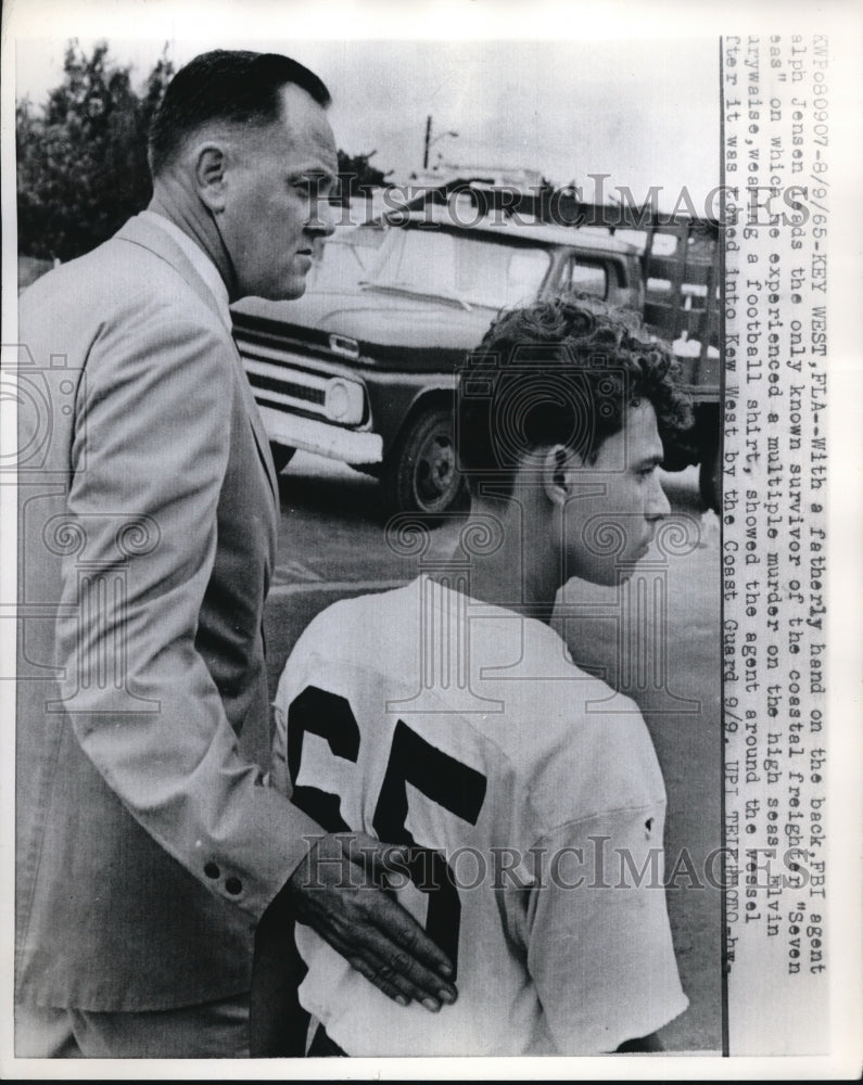 1965 Press Photo FBI agent Ralph Jensen leads Elvin Barywaise