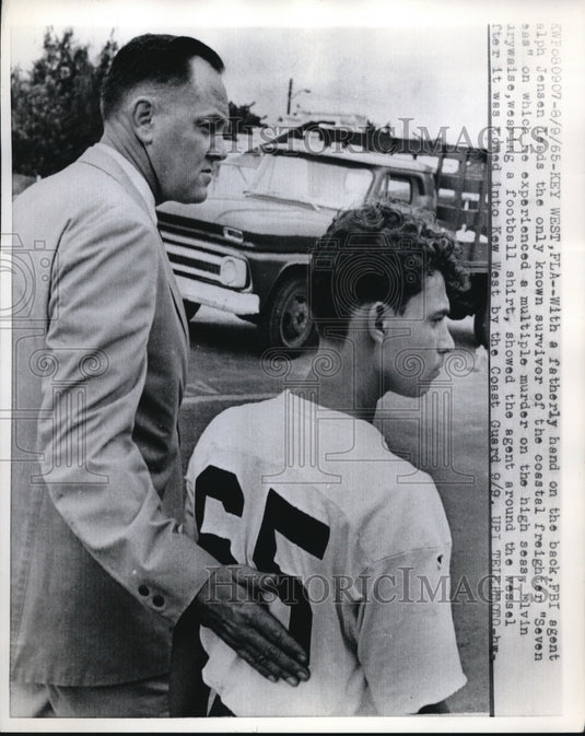 1965 Press Photo FBI agent Ralph Jensen leads Elvin Barywaise