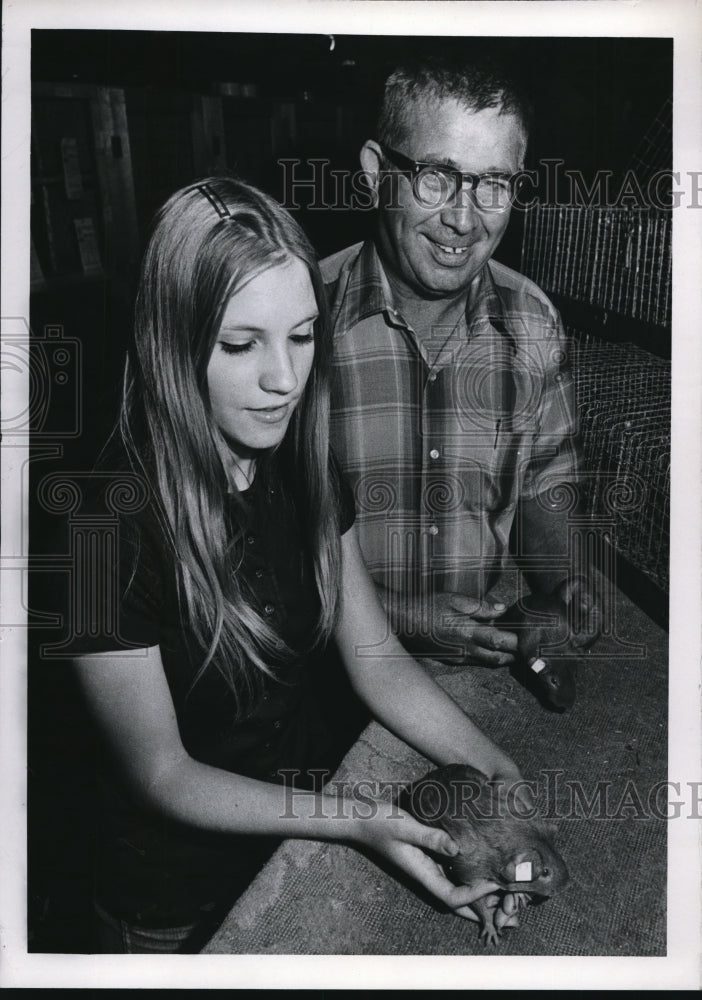 Load image into Gallery viewer, 1971 Press Photo Sandy Kitchen and Dr. Brookpark plays with guinea pgi

