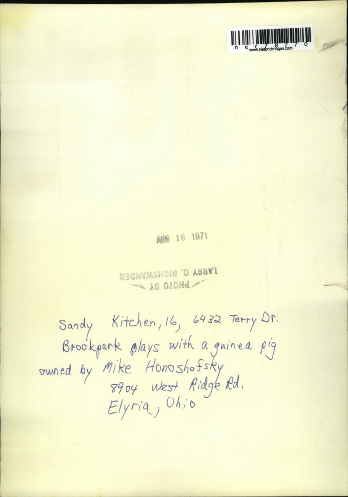 1971 Press Photo Sandy Kitchen and Dr. Brookpark plays with guinea pgi