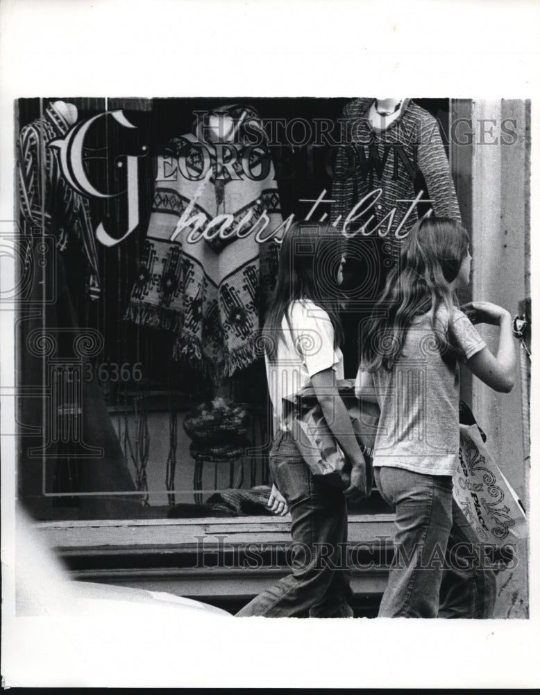 1971 Press Photo "Now" generation-members with hairy status symbol in Georgetown