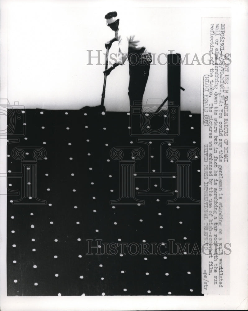 1970 Press Photo Miami Fla. man scrubbing the roof of a building