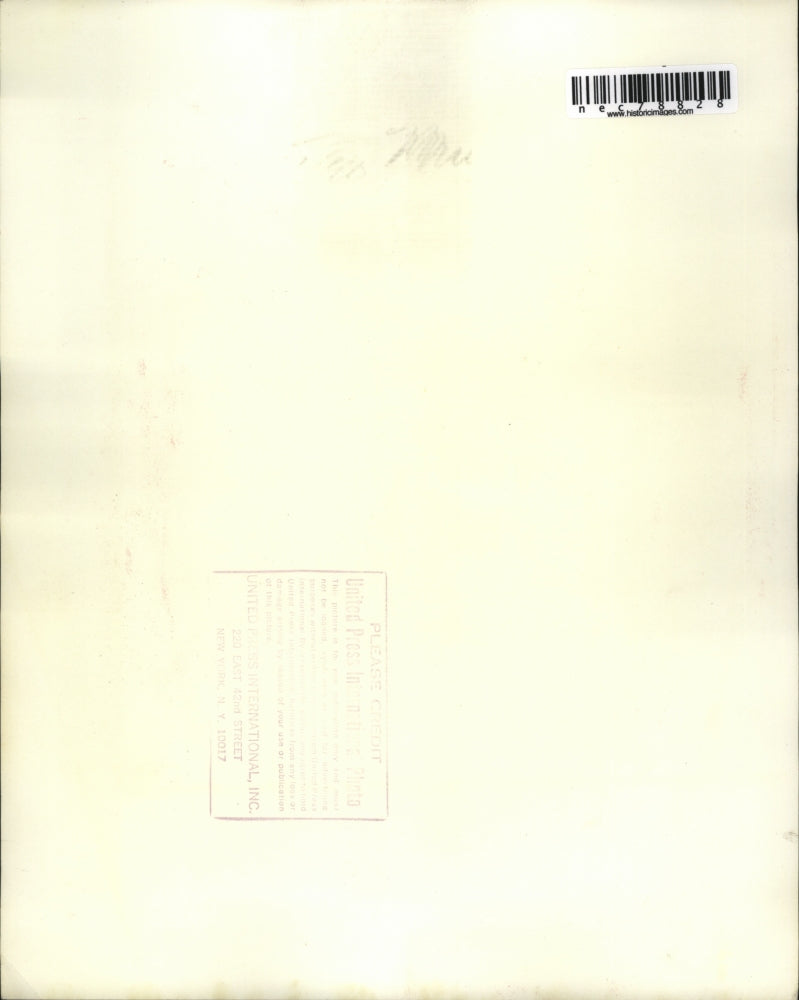 1970 Press Photo Miami Fla. man scrubbing the roof of a building