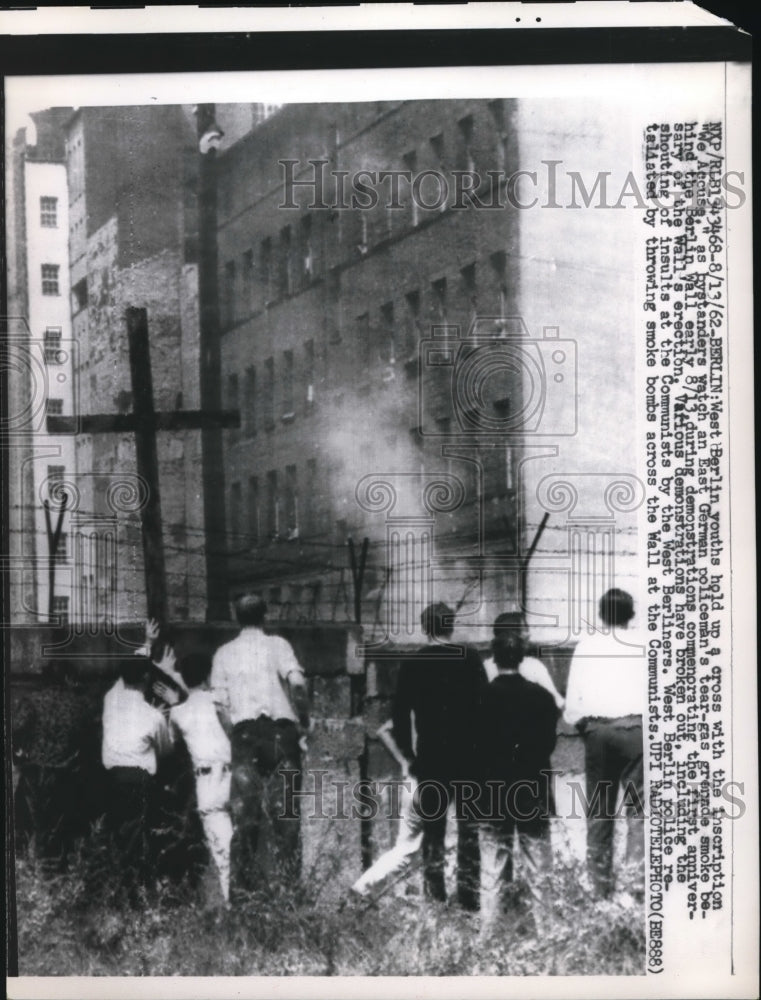 Load image into Gallery viewer, 1962 Press Photo West Berlin youths watch East Berlin police at protest
