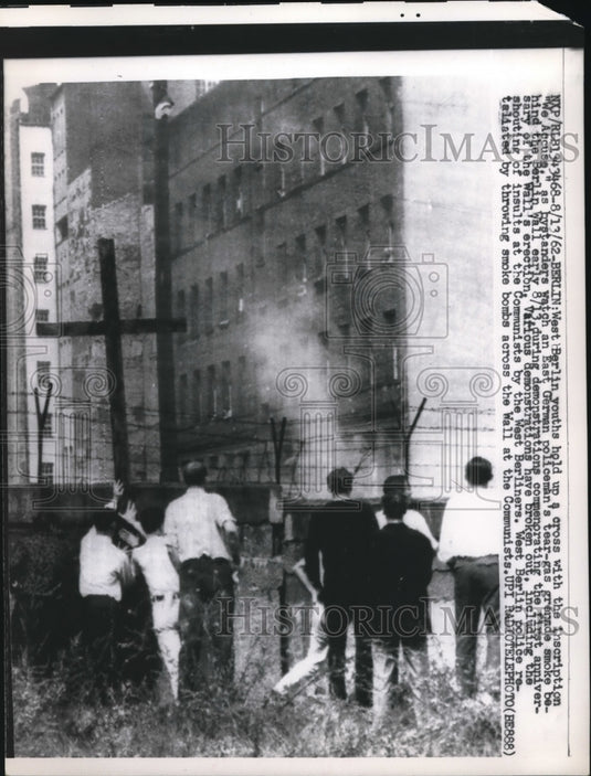 1962 Press Photo West Berlin youths watch East Berlin police at protest