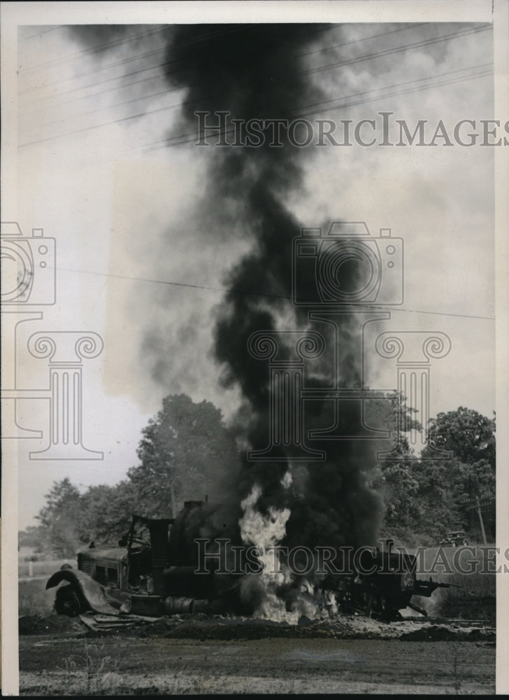 Load image into Gallery viewer, 1937 Press Photo Des Plainesm Ill tar trauck fire injures 5 firemen
