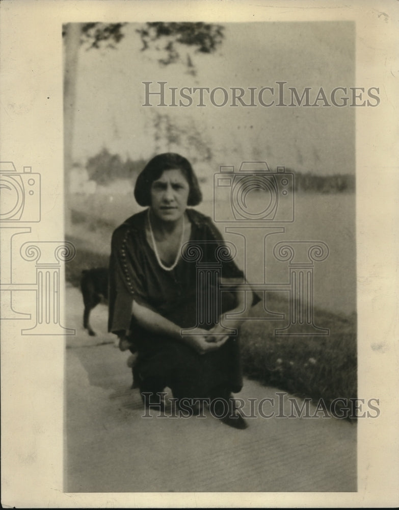 1939 Press Photo Miss Alice Jones in a park