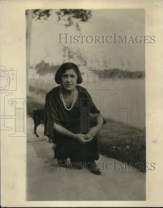 1939 Press Photo Miss Alice Jones in a park
