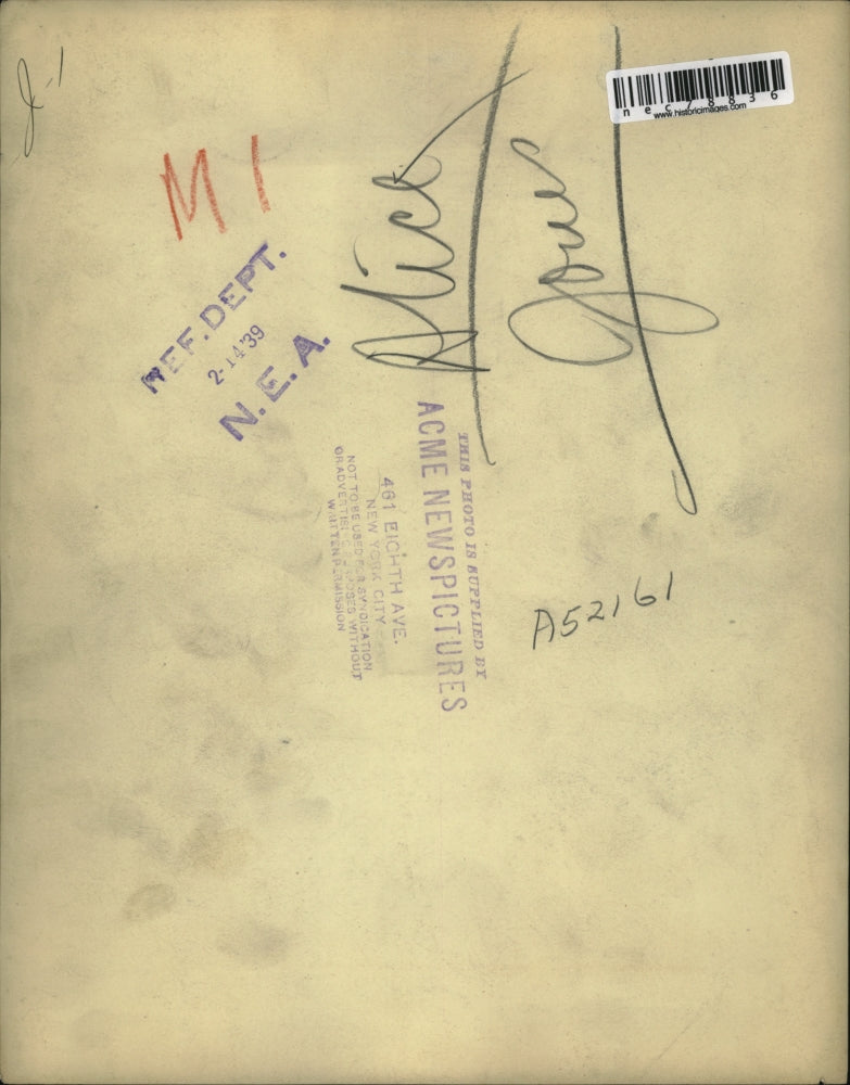 1939 Press Photo Miss Alice Jones in a park