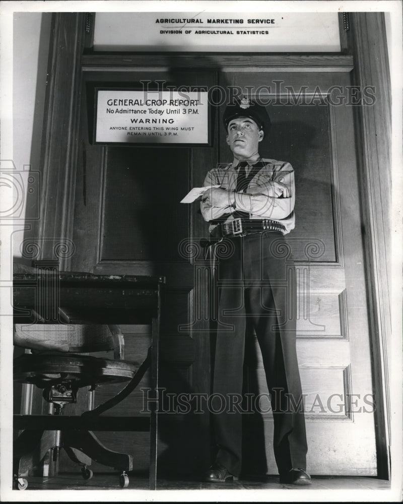 1940 Press Photo Armed guard at Gen Crop Report board offices of USDA