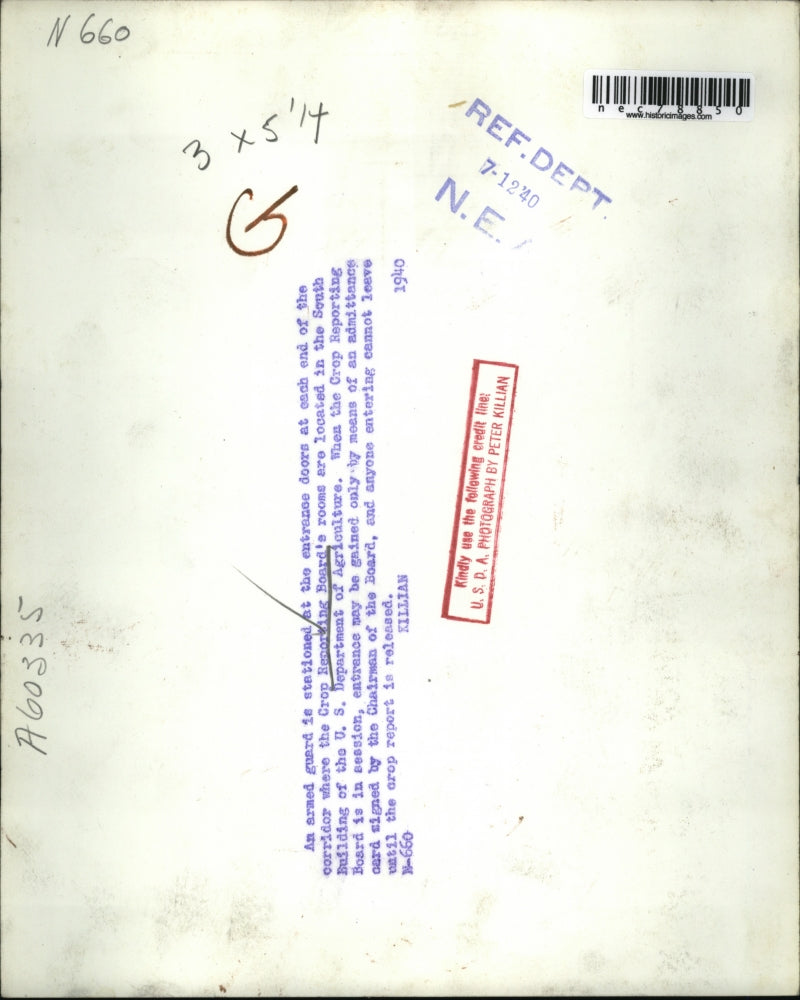 1940 Press Photo Armed guard at Gen Crop Report board offices of USDA