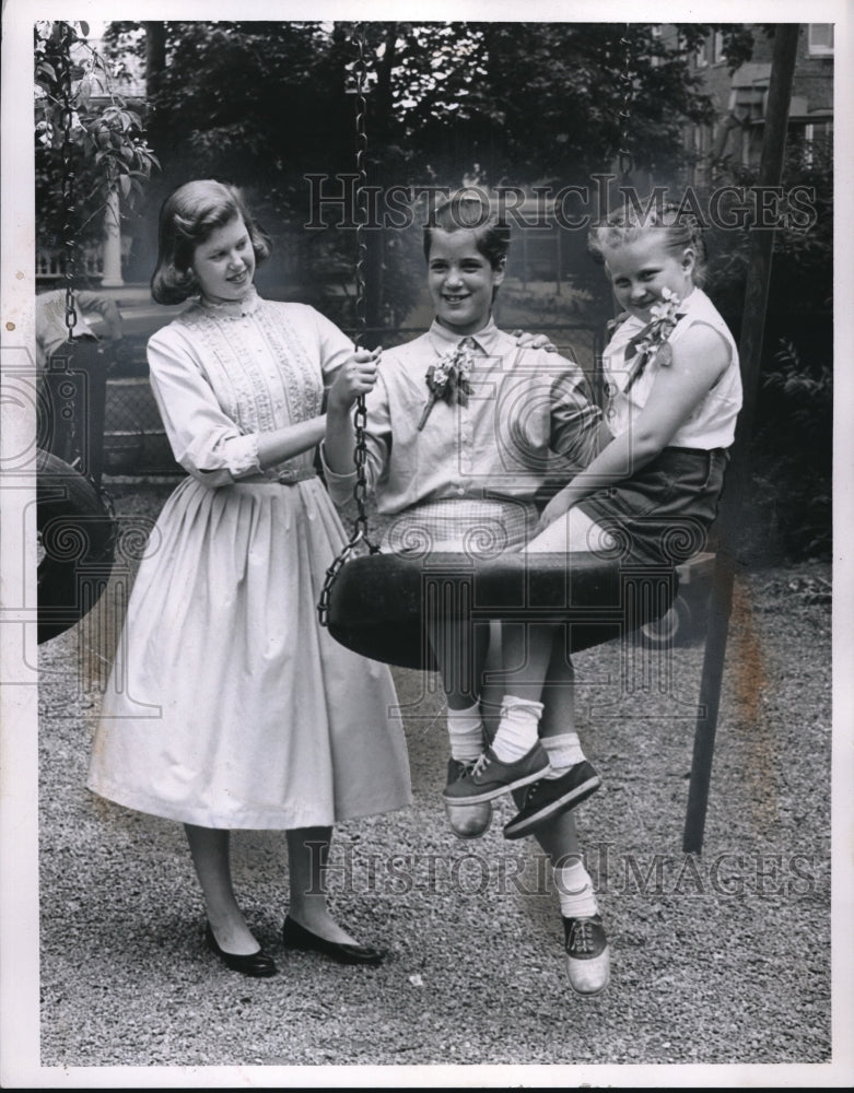 Load image into Gallery viewer, 1957 Press Photo Pat, Cheryl &amp; Christian Wolff at their Cleveland home
