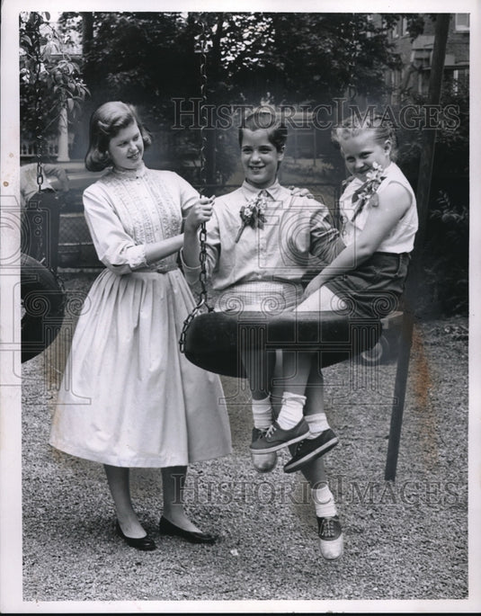 1957 Press Photo Pat, Cheryl & Christian Wolff at their Cleveland home