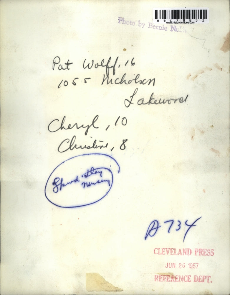 1957 Press Photo Pat, Cheryl & Christian Wolff at their Cleveland home