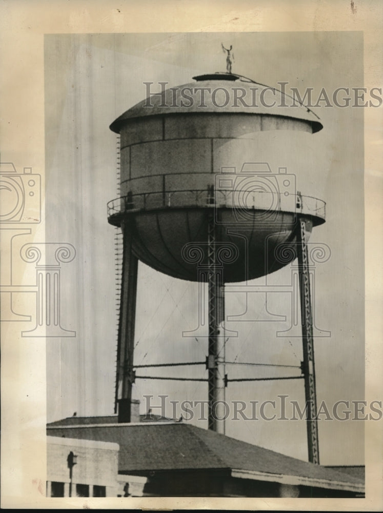 1940 Press Photo Andrew J Wynne on water toer at Fed Penitentary at Atlanta, Ga