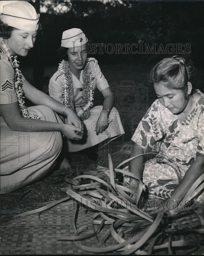 Load image into Gallery viewer, 1955 Press Photo Sgt Laura West, Pfc Maida Arnold &amp; native woman weaving
