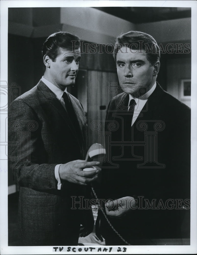 1969 Press Photo Actors Roger Moore &amp; Michael Wolf in a film scene- Historic Images