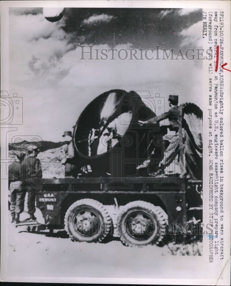 1951 Press Photo US Engineers Searchlight Co. Prepares Light To Warn Aircraft