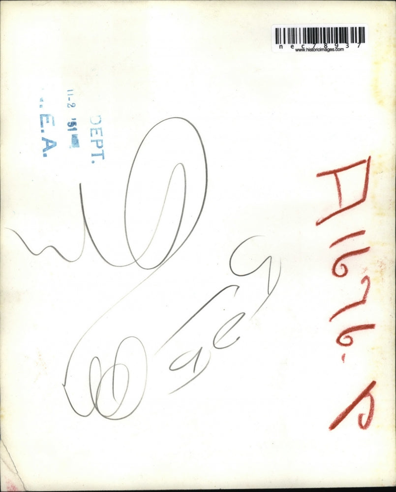 1951 Press Photo US Engineers Searchlight Co. Prepares Light To Warn Aircraft