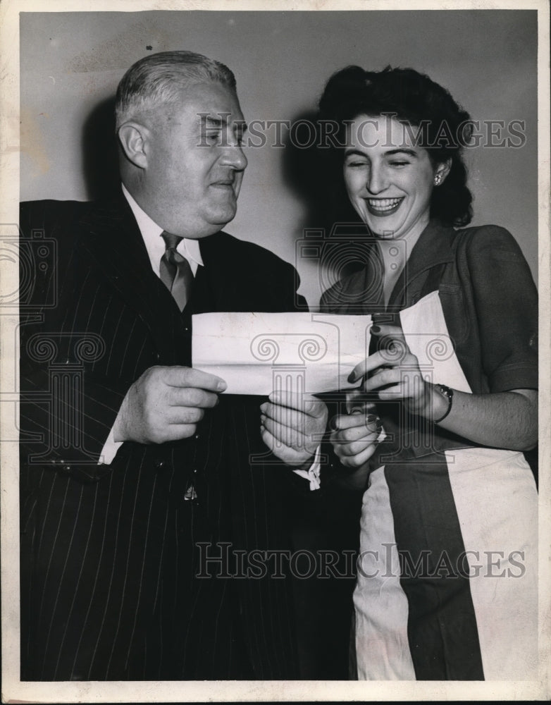 Load image into Gallery viewer, 1943 Press Photo Al Suthlin and June Foy
