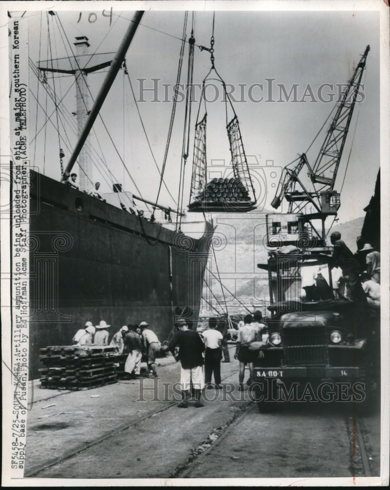 1950 Press Photo Artillery Ammunition Unloaded From Ship in Pusan