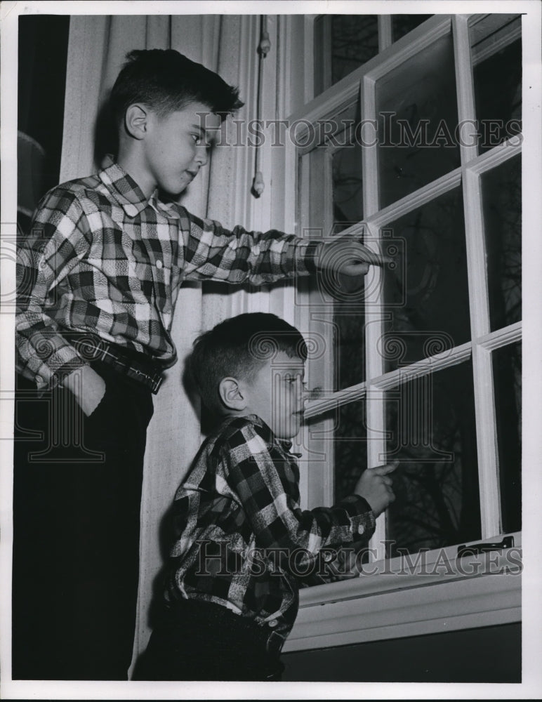 1956 Press Photo Greg & Doug Stahlman at their Cleveland home