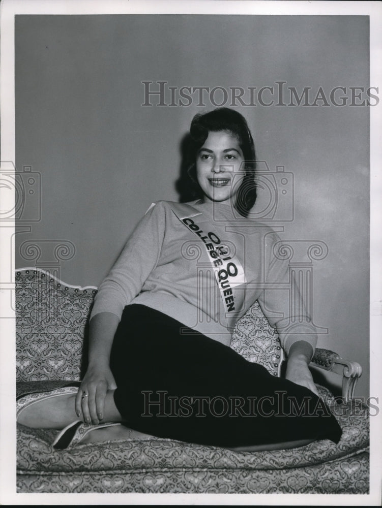 1956 Press Photo Pat Yoger jr at Ohio Univ named College Queen