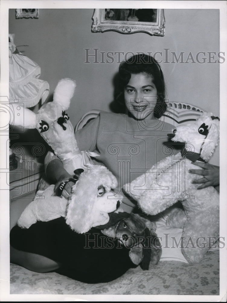 Load image into Gallery viewer, 1956 Press Photo College Queen Pat Yoger of Ohio Univ
