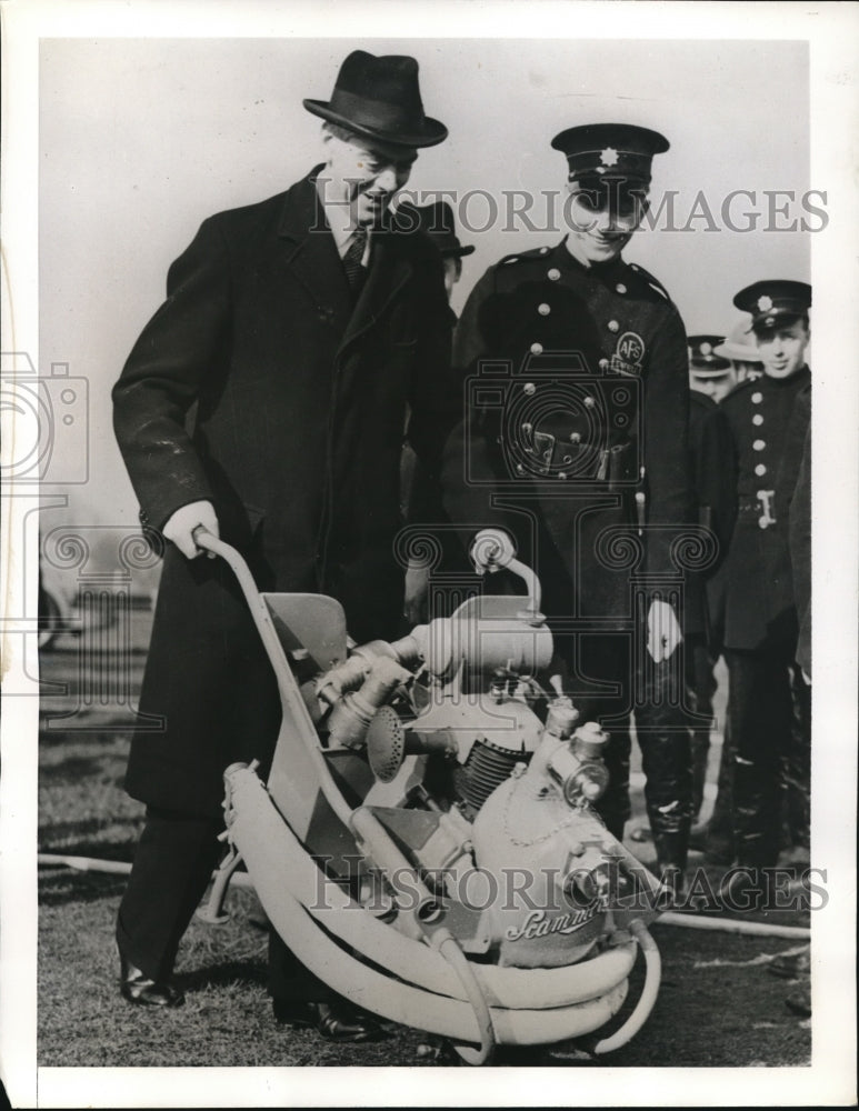 1941 Press Photo W.S. Morrison demonstrates new development