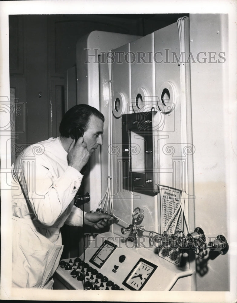 19550 Press Photo Frankfurt Germany Dr Irmfried Huesken talks to patients