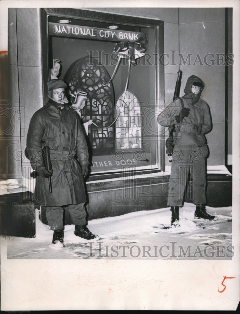 1950 Press Photo Cleveland, Ohio Natl Guard Cpl R Ackley, F Russell at City Bank
