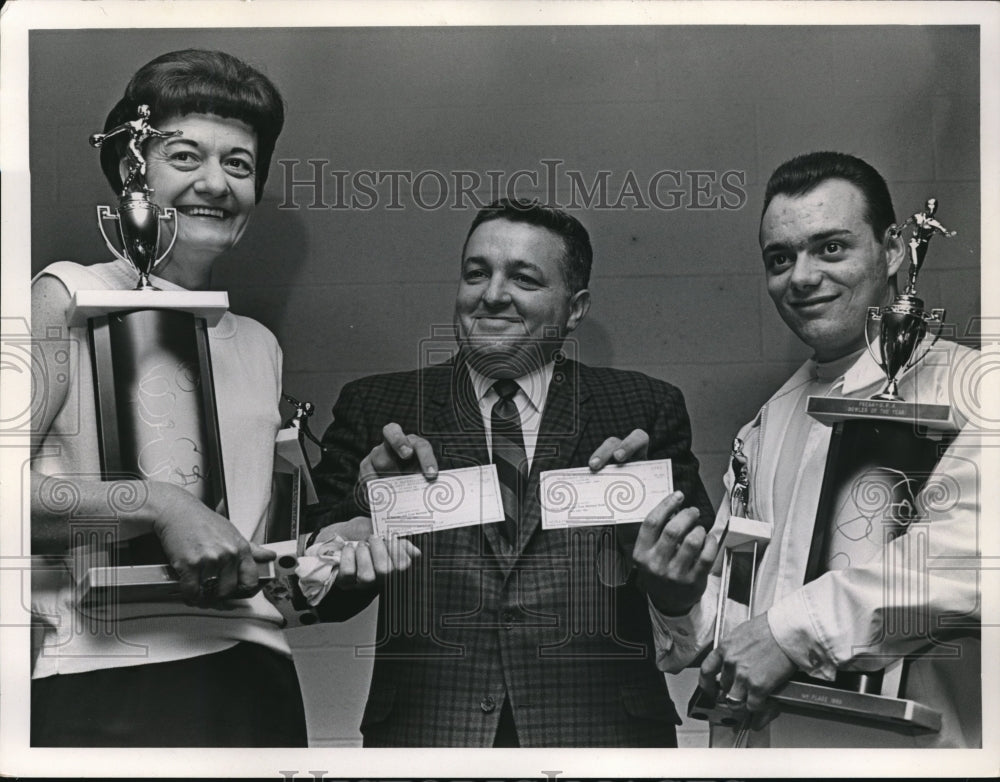 1968 Press Photo Doris Hoffman, Richard Iannetta awarded checks by Carousel Gen.- Historic Images