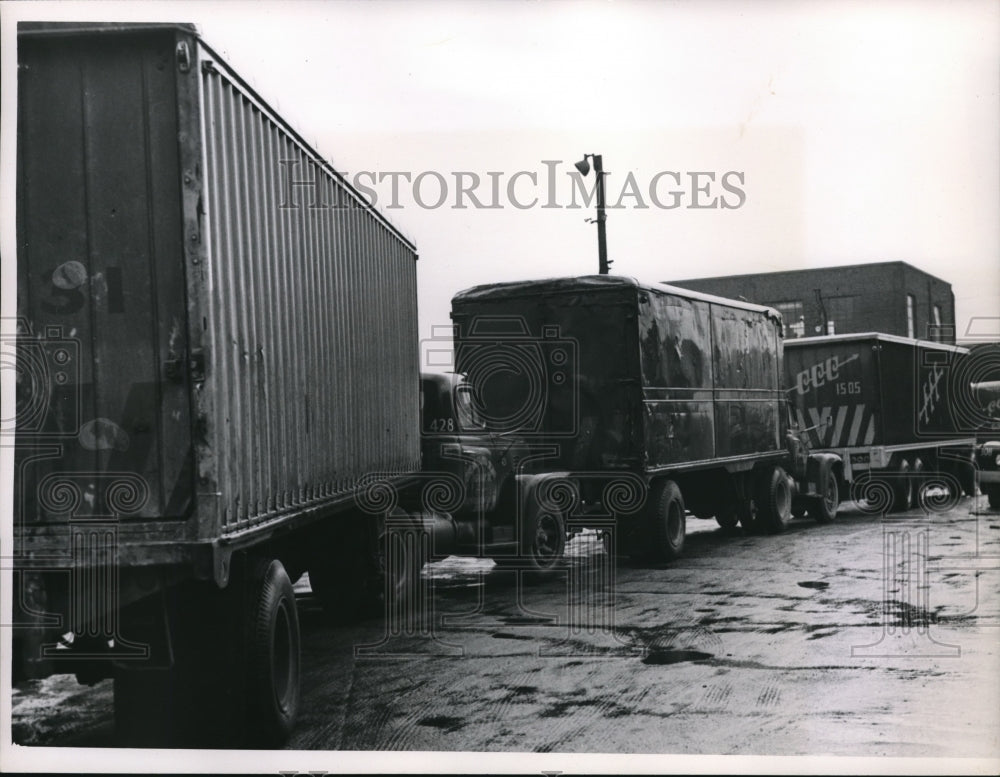 1952 Press Photo Idle Trucks Parked At Cleveland Cols & Cincinnati Highway Inc