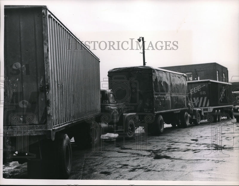 Load image into Gallery viewer, 1952 Press Photo Idle Trucks Parked At Cleveland Cols &amp; Cincinnati Highway Inc
