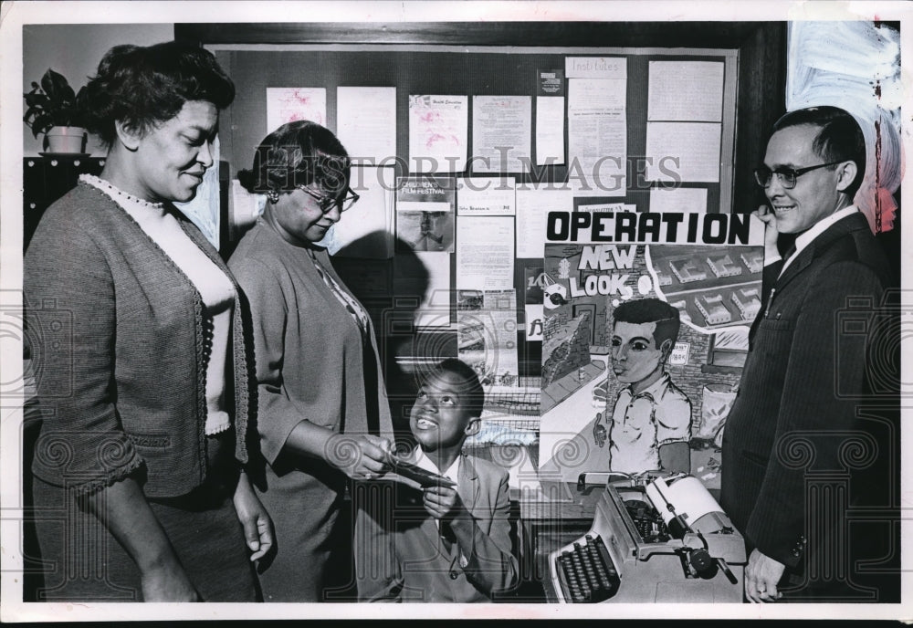 1967 Press Photo James Chandler Receives $25 Savings Bond