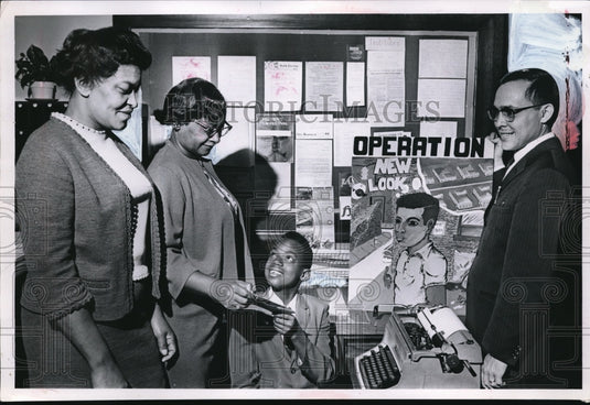1967 Press Photo James Chandler Receives $25 Savings Bond