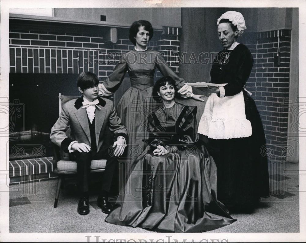 1967 Press Photo Members Of The Marpian Playhouse Of Mentor Rehearse Scene